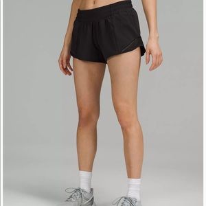 Lulu lemon Hottie Hot 2.5 Short !